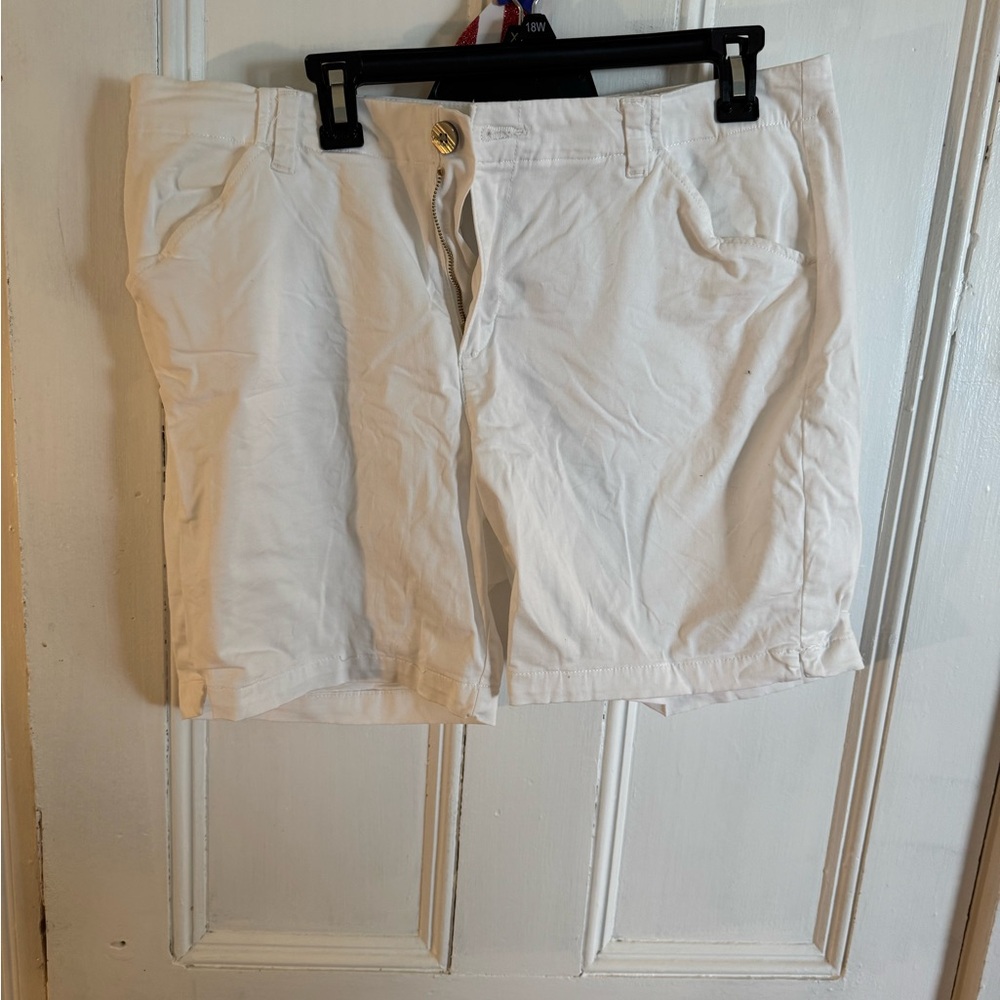 Lee women’s white Flat Front Shorts